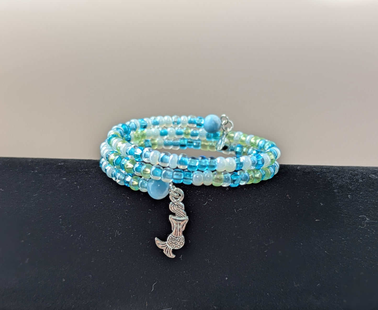 Pulsera de alambre con memoria "Sé una sirena" con jaspe azul larimer y cuentas de semillas de ángel azul