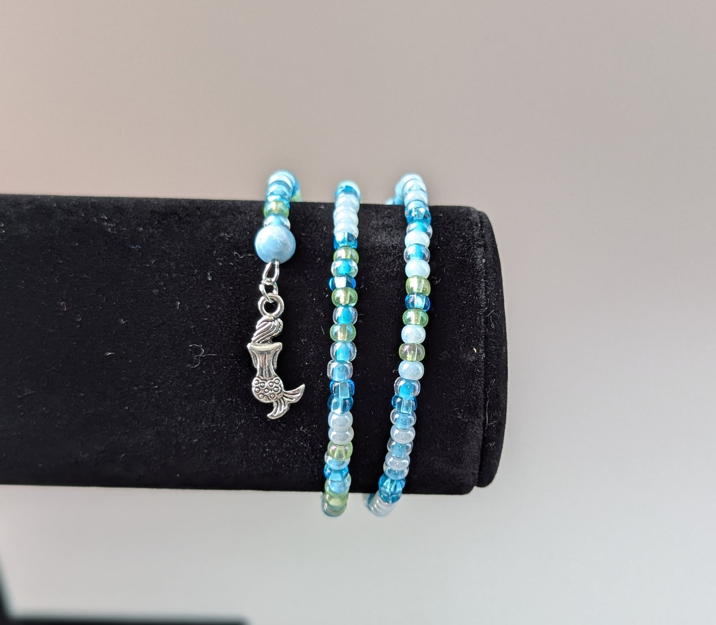 Pulsera de alambre con memoria "Sé una sirena" con jaspe azul larimer y cuentas de semillas de ángel azul
