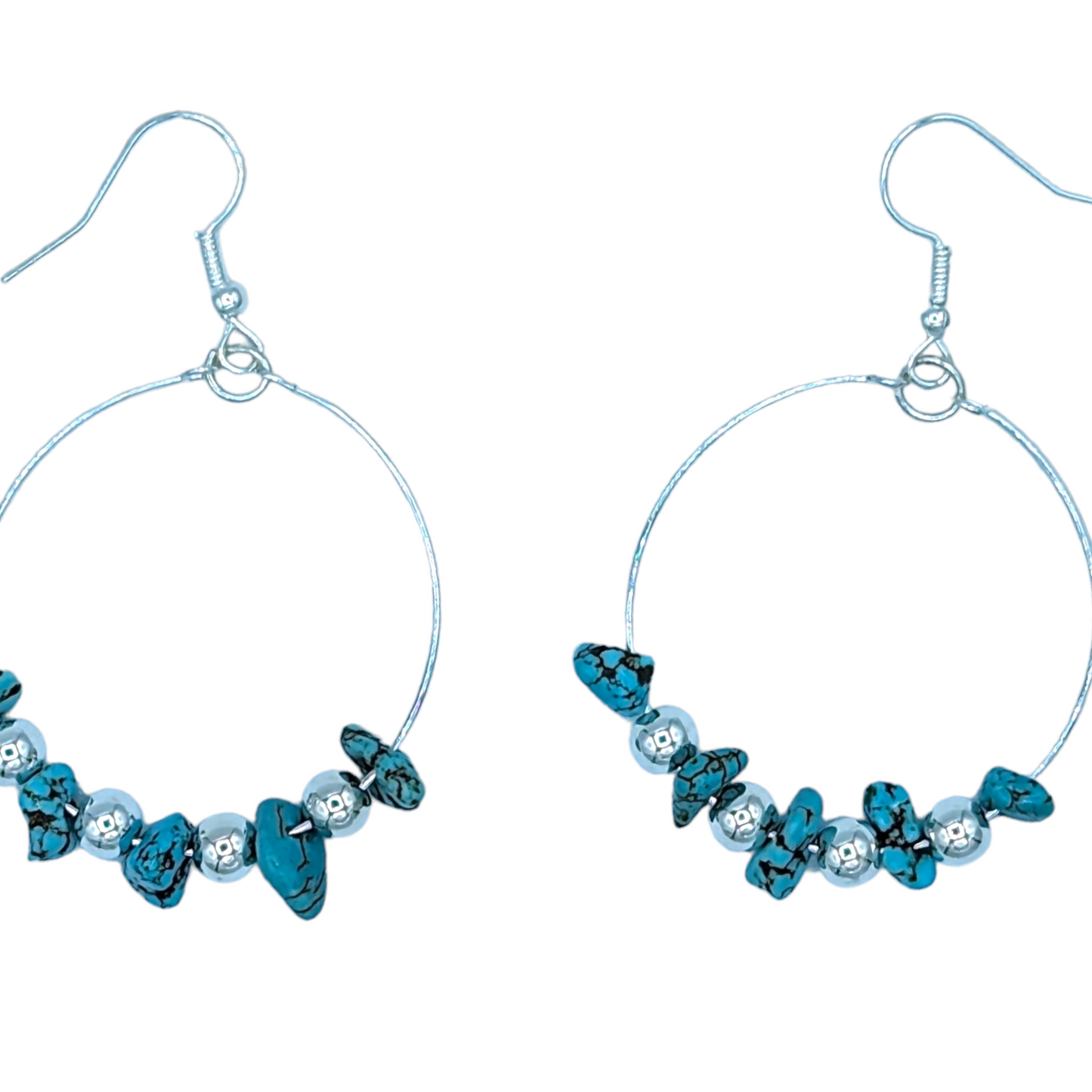 Pendientes de aro con chips de turquesa howlita