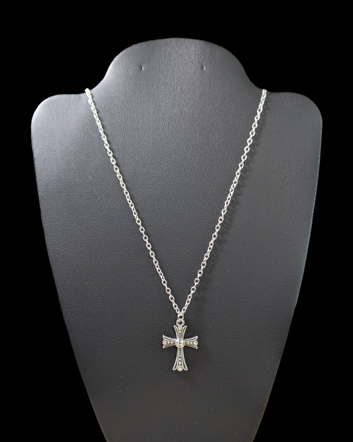 Collar de cadena tipo cable plateada de 24 pulgadas con cruz de plata incrustada con diamantes de imitación