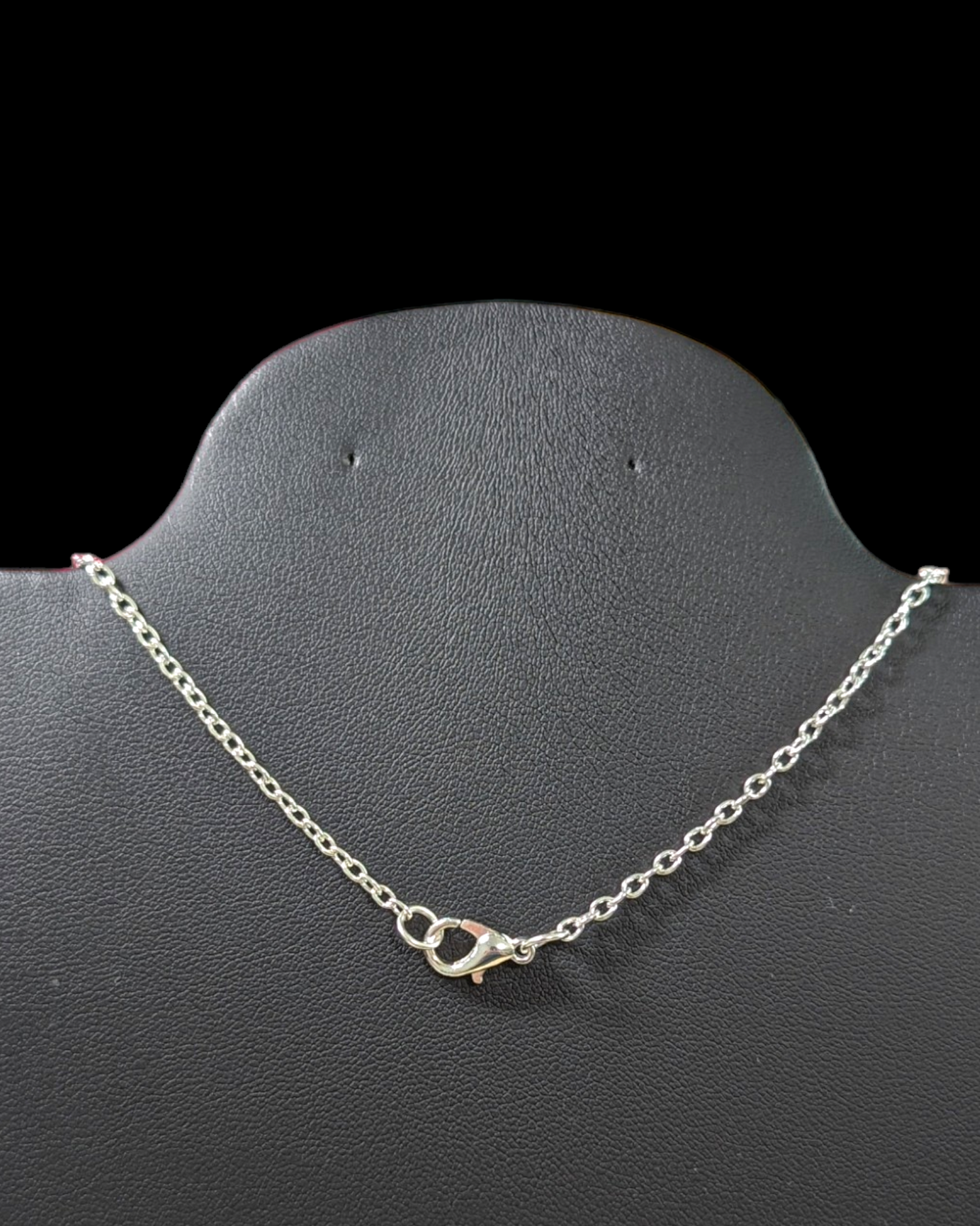 Collar de cadena tipo cable plateada de 24 pulgadas con cruz de plata incrustada con diamantes de imitación